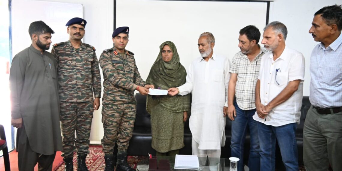 فوج نے کرناہ میں جاں بحق ہوئے پوٹر کے لواحقین کو مالی امداد فراہم کی۔