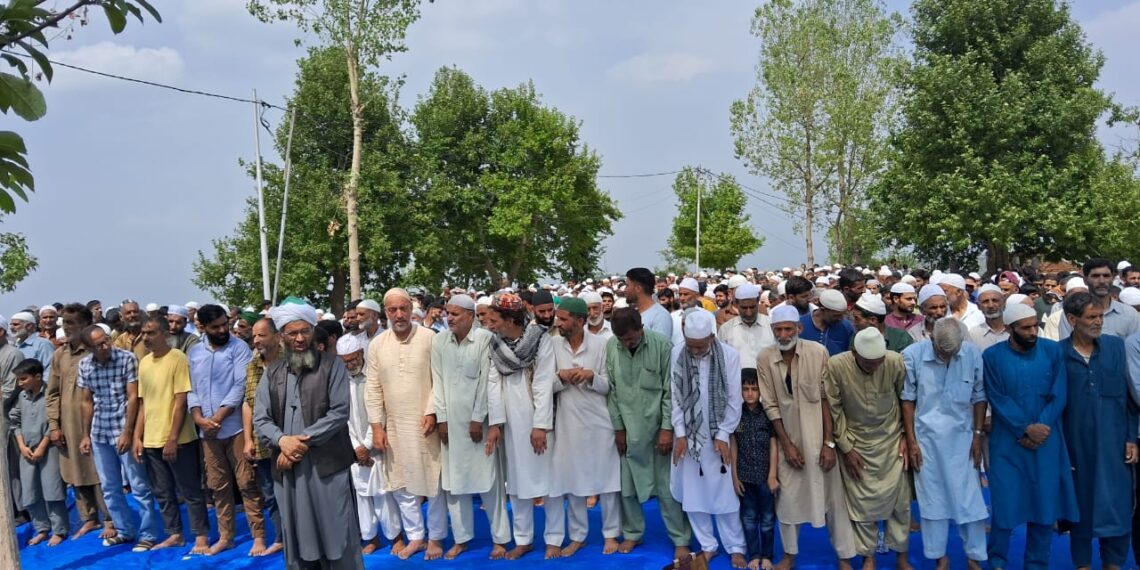 چرارشریف میں اجتماعی دعائیہ مجلس کا انعقاد،  اہلیان کشمیر،نےآسمانی عذاب، سے نجات حاصل کرنے کے لئے تاریخی نفل ٹینگ میں  استقاء کی نماز ادا کی۔