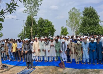 چرارشریف میں اجتماعی دعائیہ مجلس کا انعقاد،  اہلیان کشمیر،نےآسمانی عذاب، سے نجات حاصل کرنے کے لئے تاریخی نفل ٹینگ میں  استقاء کی نماز ادا کی۔