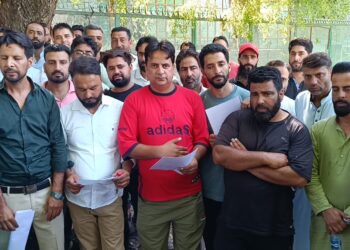 Maxi cab drivers protest increased fees, unregulated competition at Srinagar Airport