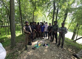 Anantnag Police Apprehend Three Terrorist Associates Along With Arms and Ammunition