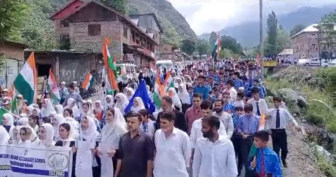 کرناہ میں ترنگا ریلی کا انعقاد   کلسٹر ٹنگڈار کے بچوں کی بھاری شرکت 