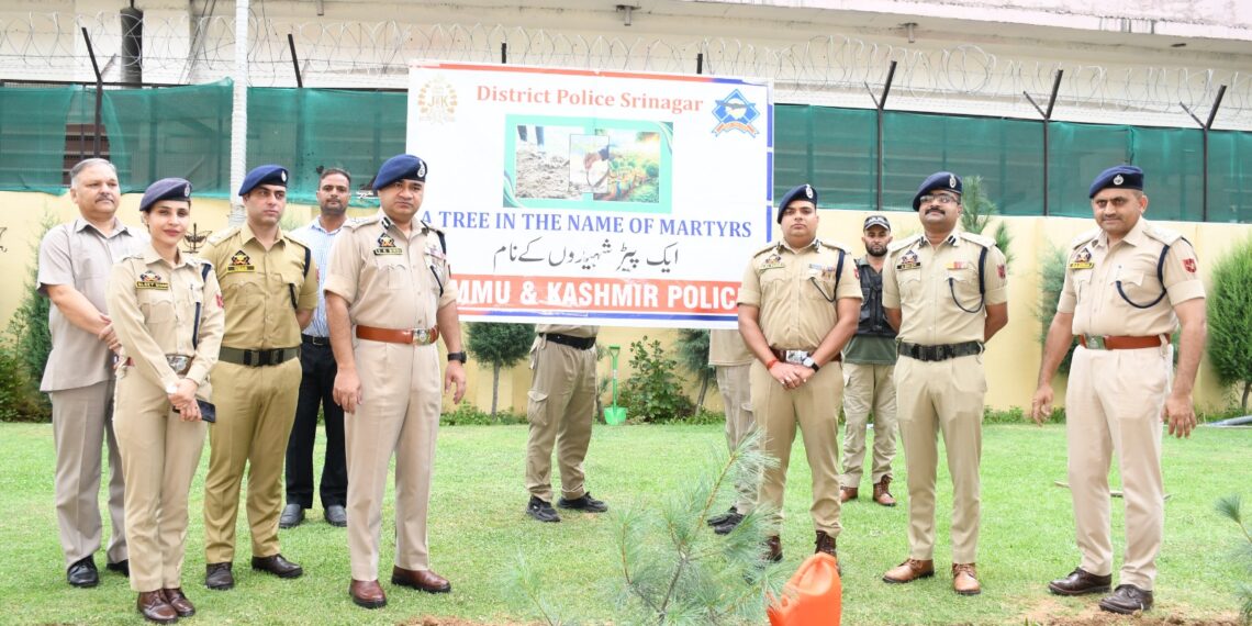 _“Ek Paed Shaheed Kay Naam”_ IGP Kashmir alongwith other officers planted saplings at DPO Srinagar