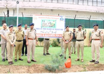 _“Ek Paed Shaheed Kay Naam”_  IGP Kashmir alongwith other officers planted saplings at DPO Srinagar