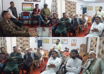 کرناہ میں لوگوں کے چھتوں پر پتھر پھینکے جانے کے واقعات کے بعد فوج نے کمیونٹی لیڈروں کے ساتھ میٹنگ کی۔