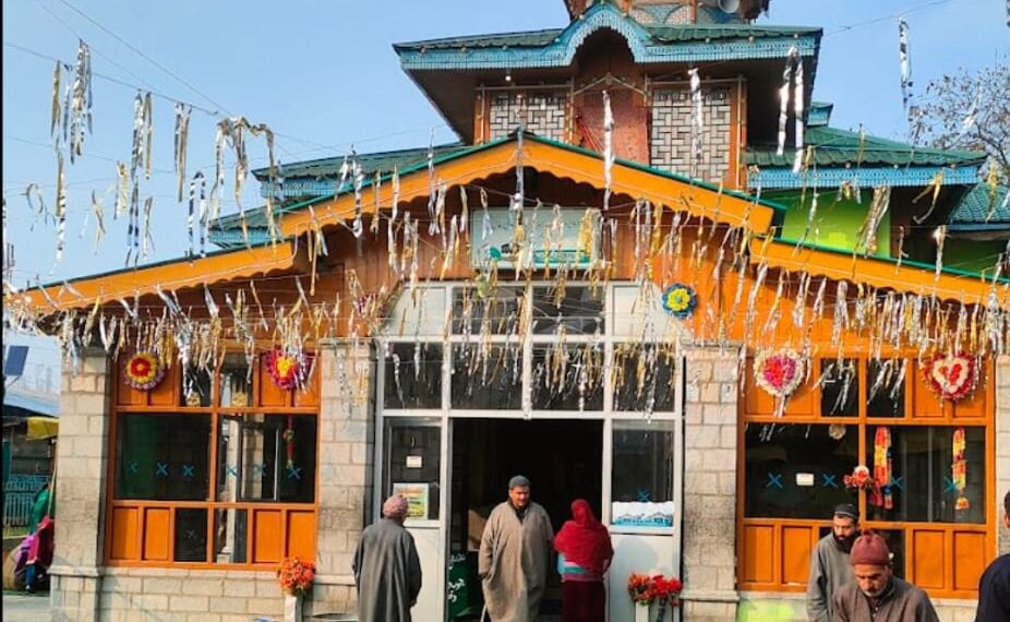 عرس مبارک کی تقریبات کے سلسلے  میں  زیارت پکھرپورہ میں  تقریبات شروع