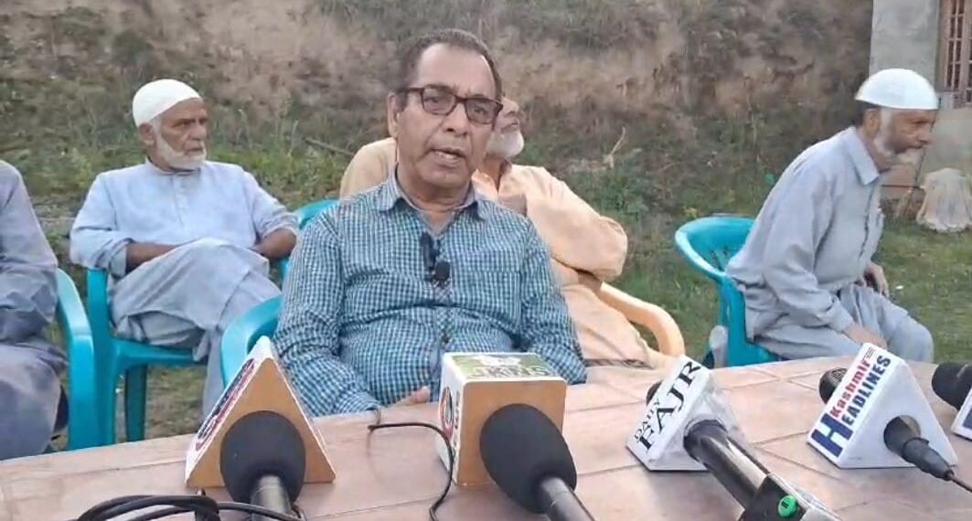 نیشنل کانفرنس نے تیس سال تک چرارشریف کے عوام کو ترقی  کے نام پر استعمال کیا۔ لیکن آج سب کچھ عیاں ھے۔ اپنی پارٹی  کے نامزد امیدوار کا چرارشریف  میں، الزام