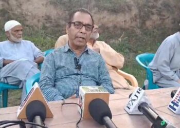 نیشنل کانفرنس نے تیس سال تک چرارشریف کے عوام کو ترقی  کے نام پر استعمال کیا۔ لیکن آج سب کچھ عیاں ھے۔ اپنی پارٹی  کے نامزد امیدوار کا چرارشریف  میں، الزام
