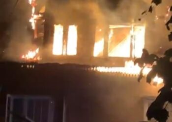 Massive fire engulfs residential house Pulwama