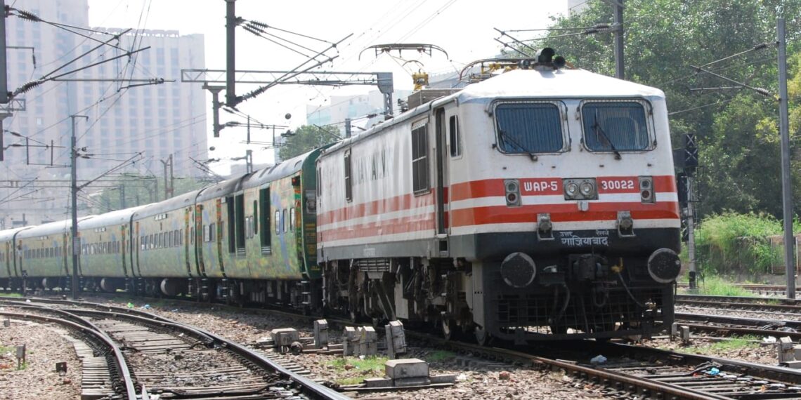 उत्तर रेलवे इस त्यौहारी सीजन के दौरान यात्रियों के लिए अतिरिक्त बर्थ क्षमता सृजित करने हेतु विभिन्न नियमित ट्रेनों में 59 कोच बढ़ाएगा