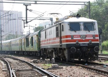 उत्तर रेलवे इस त्यौहारी सीजन के दौरान यात्रियों के लिए अतिरिक्त बर्थ क्षमता सृजित करने हेतु विभिन्न नियमित ट्रेनों में 59 कोच बढ़ाएगा