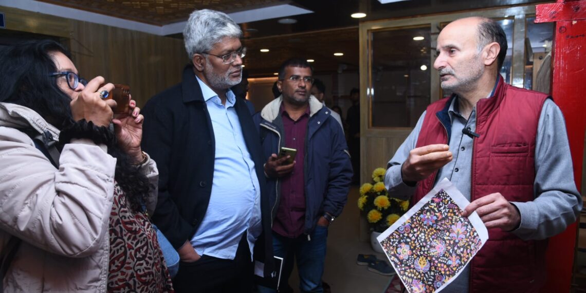 حیدرآباد کا میڈیا وفد جموں و کشمیر کے دورے پر سرینگر  وارداپنے ہفتہ بھر کے دورے کے آغاز میں آج کانہامہ کا دورہ کیا