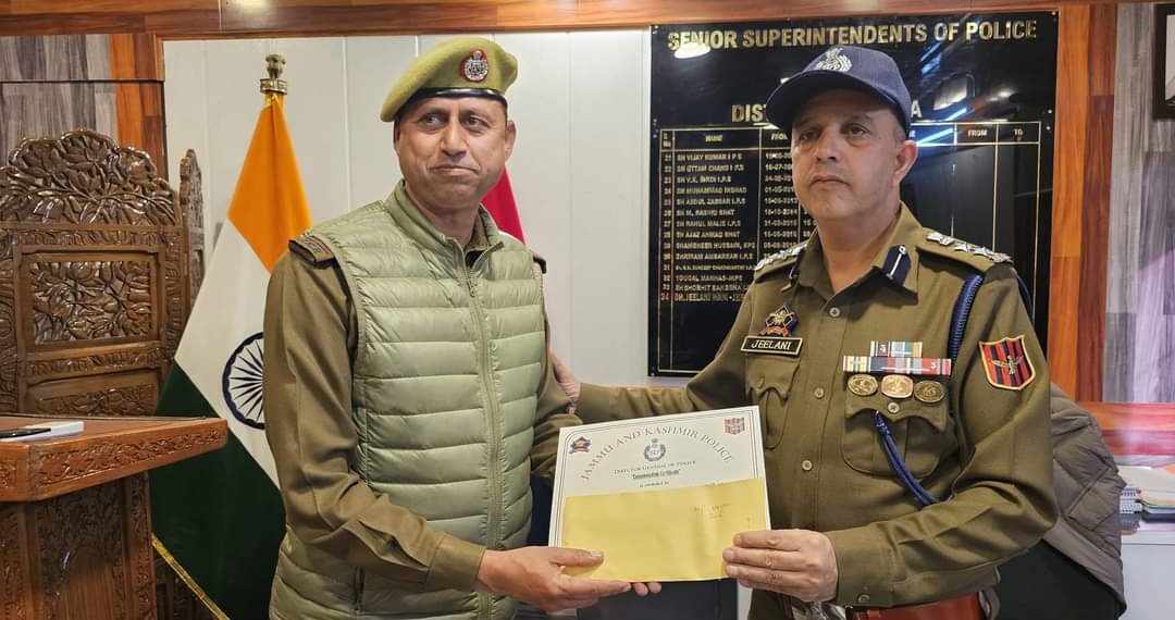 منشیات فروشوں کی گرفتاریاں  ایس ایچ او کرناہ سمیت 8افسران اور اہلکاروں کو اعزاز سے  نوازہ گیا