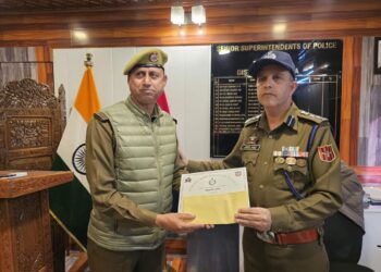 منشیات فروشوں کی گرفتاریاں  ایس ایچ او کرناہ سمیت 8افسران اور اہلکاروں کو اعزاز سے  نوازہ گیا