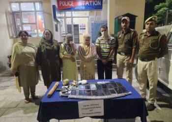 JAMMU POLICE IN JANIPUR AREA ARRESTED POLICE COP ALONG WITH HIS TWO WIVES , HEROIN AND CASH RECOVERED  FROM HIS  HOUSE