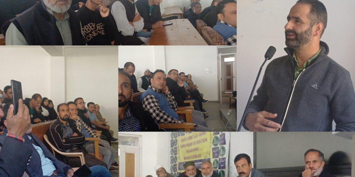 سخاوت سنٹر کا ایثار  میرٹ کم میئزز سکالرشپ امتحان میں کامیاب کرناہ کے 22بچوں میں چک تقسیم