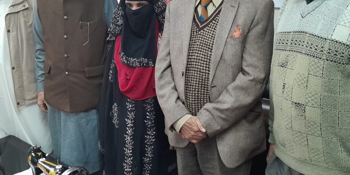 احاطہ وقار, میں غریب خواتین میں مفت سلائی مشینیں  تقسیم کی گئی ۔