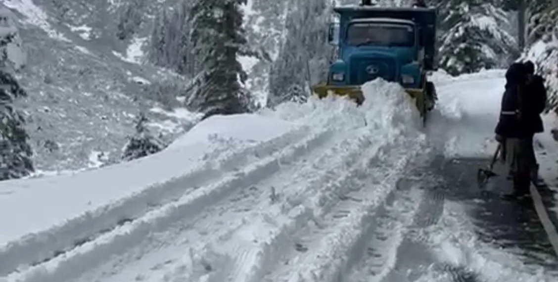 Karnah-Kupwara road closed after fresh snowfall at Sadhna Top