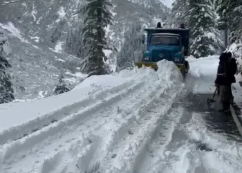 Karnah-Kupwara road closed after fresh snowfall at Sadhna Top