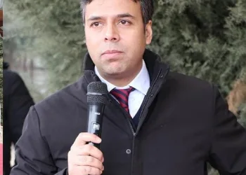 DC Srinagar conducts extensive tour of Khonmoh; holds Public Darbar to listen to local issues