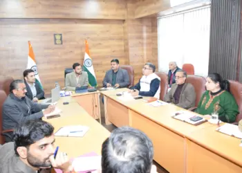 Dir Information reviews performance, functioning of department