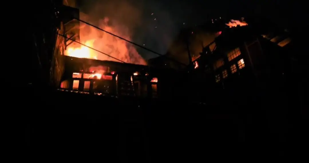 Massive Fire Damages Commercial Building, Three Houses in Malarutta Bohri Kadal