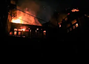 Massive Fire Damages Commercial Building, Three Houses in Malarutta Bohri Kadal
