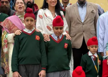 Rouble Nagi Art Foundation Donates Benches and Computers to Baramulla School