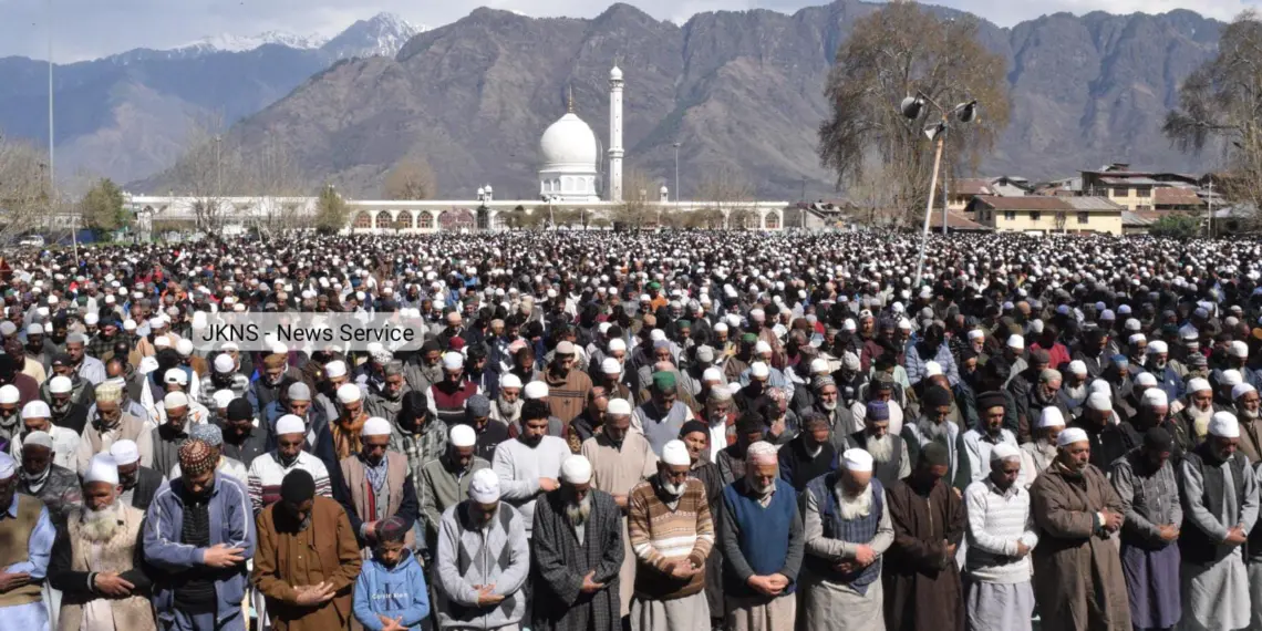 Over One Lakh Devotees Gather at Dargah Hazratbal for Jumat-ul-Vida Prayers, Devotees Seek Blessings