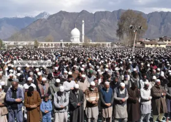 Over One Lakh Devotees Gather at Dargah Hazratbal for Jumat-ul-Vida Prayers, Devotees Seek Blessings