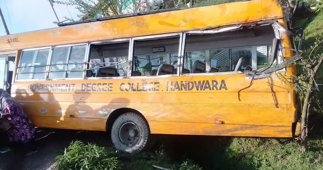 College Picnic Turns Tragic: Bus Overturns in Handwara, 1 Girl Student Dead, 18 Injured, Two Critically Injured Referred to Srinagar