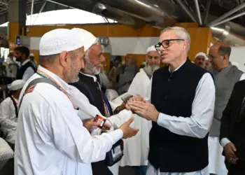 “Prayed for Peace, Prosperity”: LG Sinha, CM Omar Sees Off First Batch of Hajj Pilgrims from Srinagar Airport