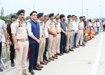 First Batch Of Amarnath Yatra 2025 Pilgrims Warmly welcomed at Nayug Tunnel Qazigund