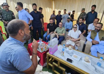 Dr Andrabi visits Eidgah Srinagar, meets youth delegations