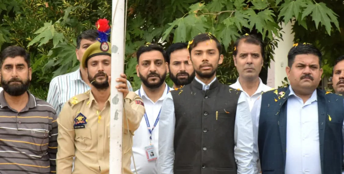 Director Information hoists Tri-Color at DIPR Complex Srinagar