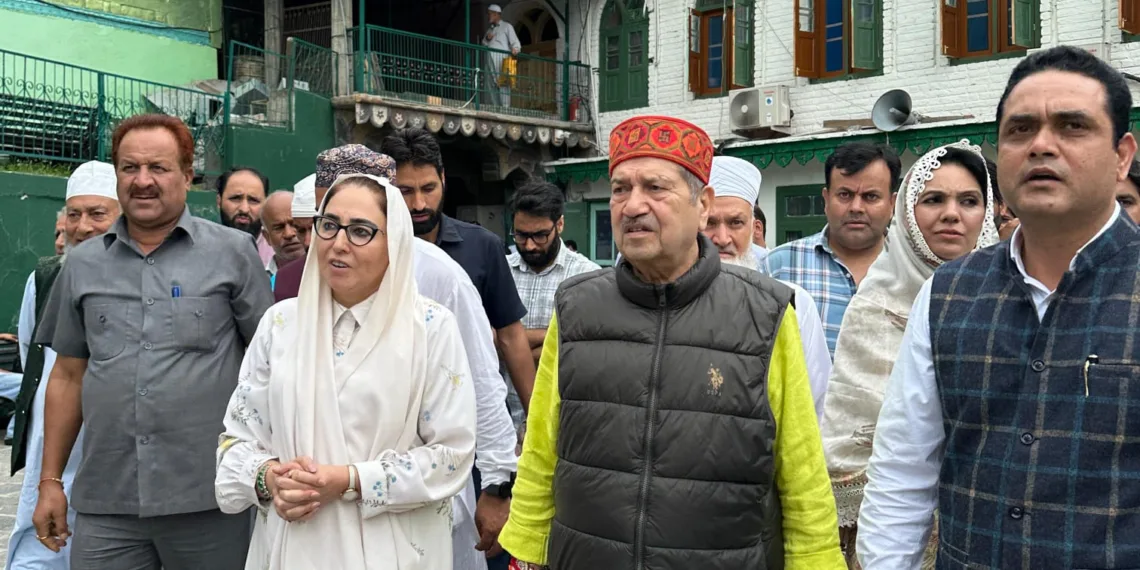 Dr Indresh Kumar accompanied by Dr Darakhshan Andrabi & Prof Shahid Akhter pay obeisance at Aishmuqam Ziyarat