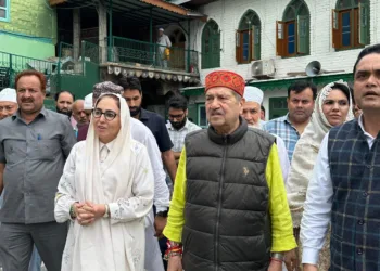 Dr Indresh Kumar accompanied by Dr Darakhshan Andrabi & Prof Shahid Akhter pay obeisance at Aishmuqam Ziyarat