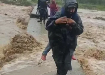 Police, Ocaps Team Rescue Nomadic Families from Floods in Yaripora