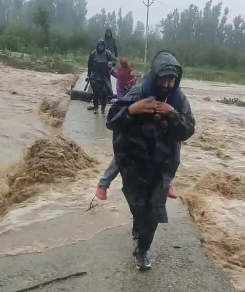 Police, Ocaps Team Rescue Nomadic Families from Floods in Yaripora