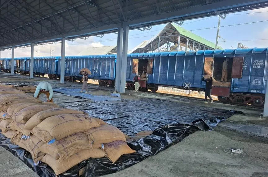 All-Weather Rail Link Delivers Lifeline to Kashmir, First Full Foodgrain Rake Reaches Anantnag