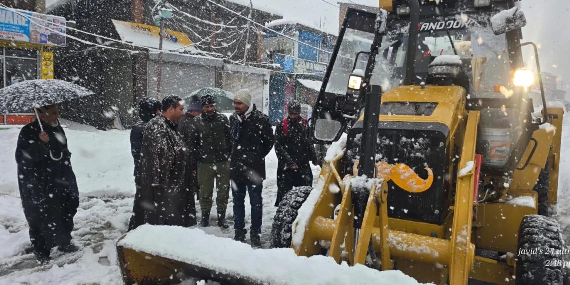 SDM Kokernag Reviews Snow Clearance, Regulates Traffic on NH Amid Snowfall