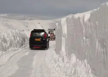 Bandipora-Gurez Road thrown open; Vehicles safely reach Gurez