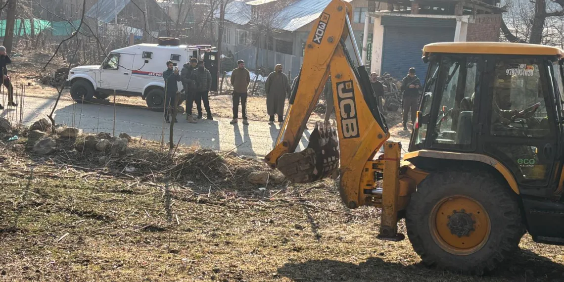 1.05 Kanal Kahcharai Land Retrieved in Joint Anti-Encroachment Drive in Larnoo Anantnag