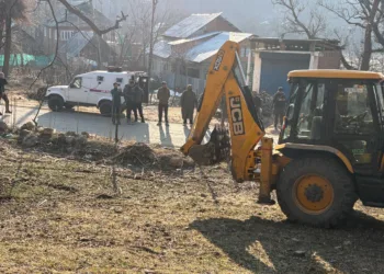 1.05 Kanal Kahcharai Land Retrieved in Joint Anti-Encroachment Drive in Larnoo Anantnag