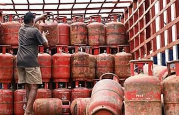 Karnah: Rush at Shops After Rumours About Cooking Gas, Food Department Issues Notice