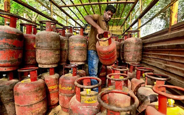 Centre Pushes States to Promote PNG Adoption, Ease Charges on Gas Infrastructure