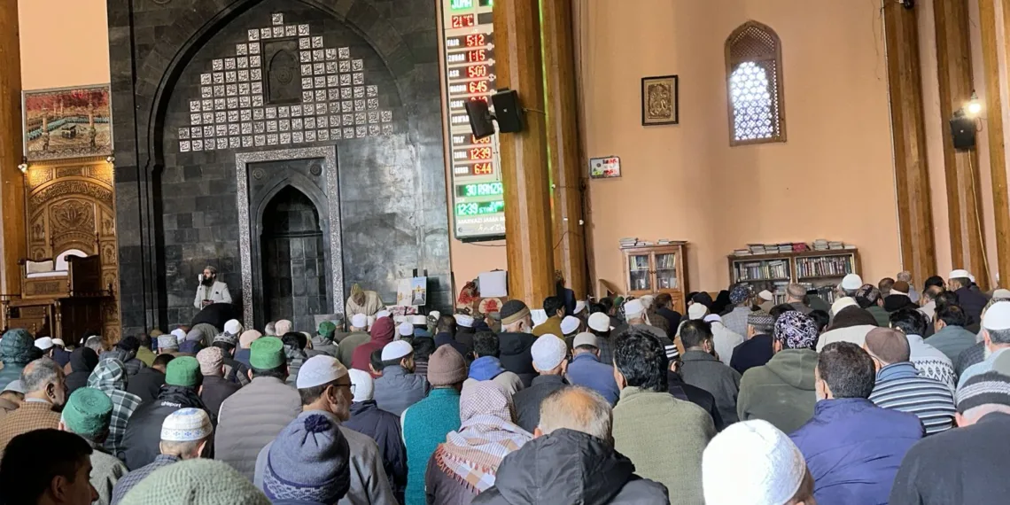 Thousands Attend Jumat-ul-Vida Prayers at Jamia Masjid After 7 Years