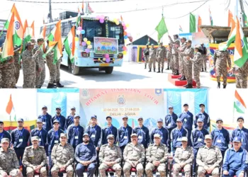 43 Bn CRPF flags off Bharat darshan study tour for 20 Kashmiri Youth of Budgam