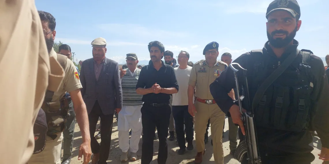 DC Baramulla Visits Asia’s Second Largest Fruit Mandi in Sopore; Calls for Collective Action for Growth