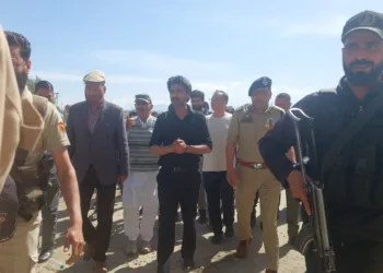 DC Baramulla Visits Asia’s Second Largest Fruit Mandi in Sopore; Calls for Collective Action for Growth